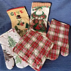 Holiday Lot of Five (5) Kitchen Linens